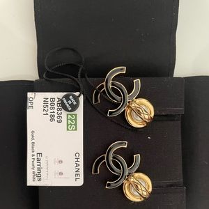 NWT 22S CC studs black with gold quilt,pearl and dime sz cc hanging 😍
